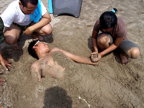 Om Otay tengah dikubur dalam pasir.