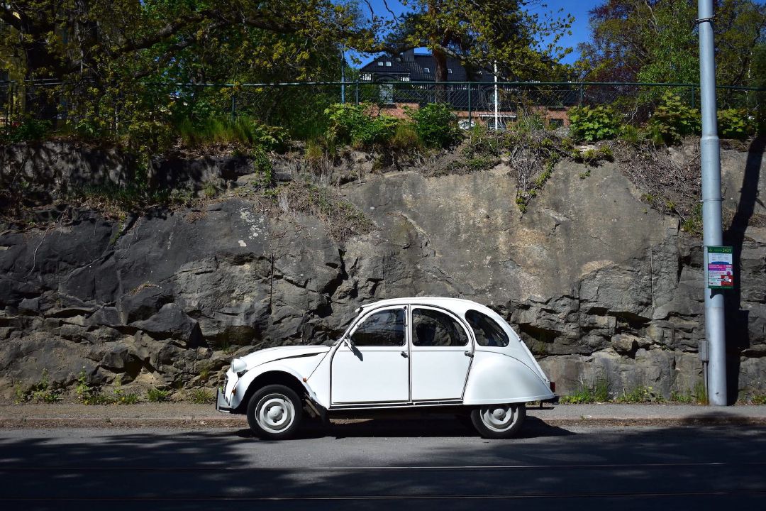 Mobil Citroën 2CV6—yang digunakan Film James Bond For Your Eyes Only.