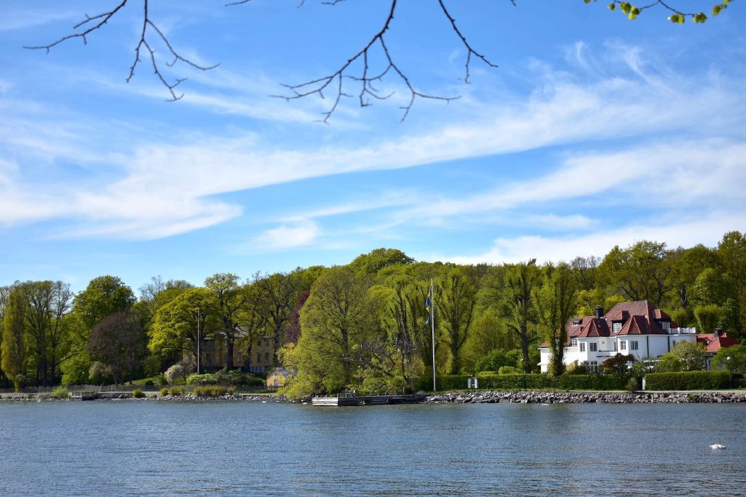Pesisir Djurgården dilihat dari Frihetens Port.