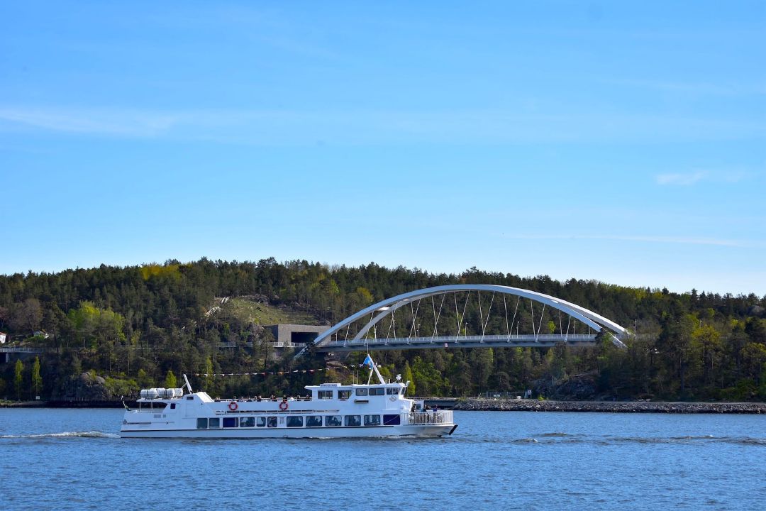 Jembatan Svindersviksbron yang menghubungkan Nacka dan Pulau Kvarnholmen nampak di sebrang.