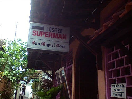 Plang nama dari Losmen Superman.