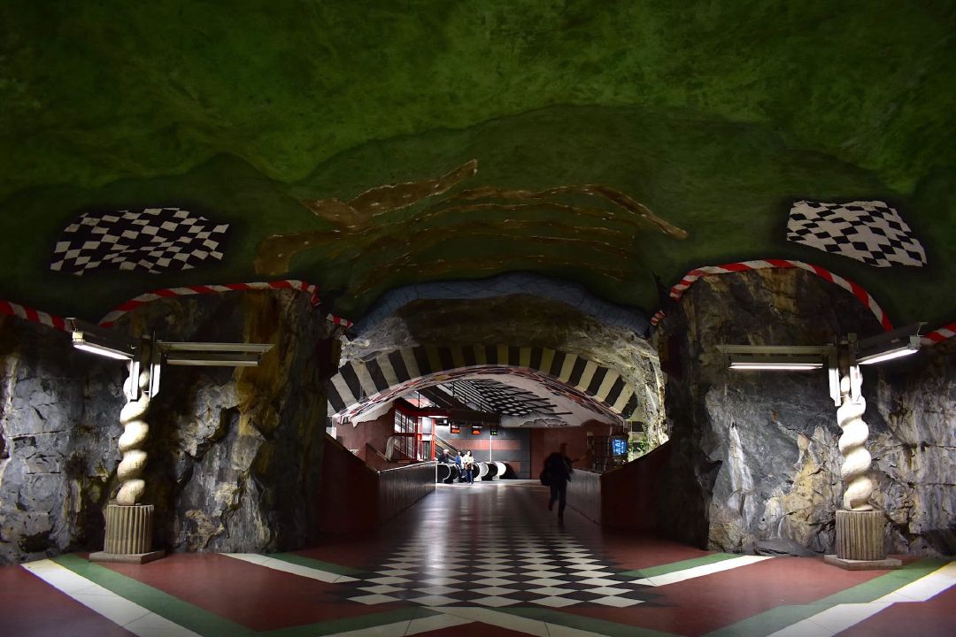 Stasiun Kungsträdgården yang didominasi warna hijau, merah, dah putih.
