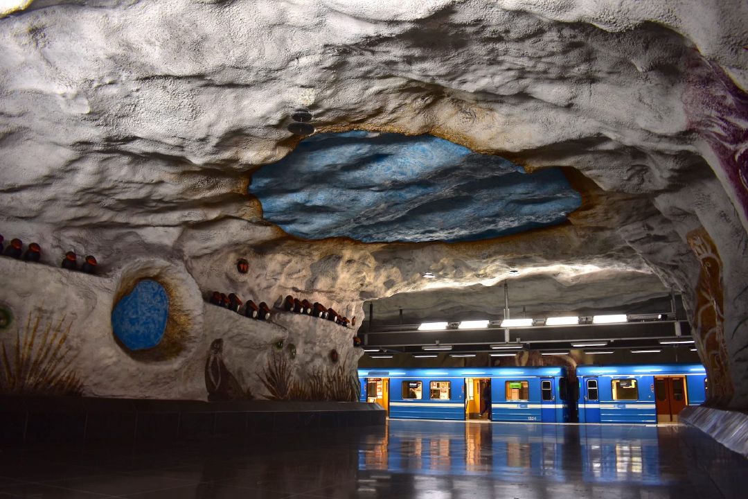 Lukisan hewan-hewan dan tumbuh-tumbuhan di Stasiun Tensta.