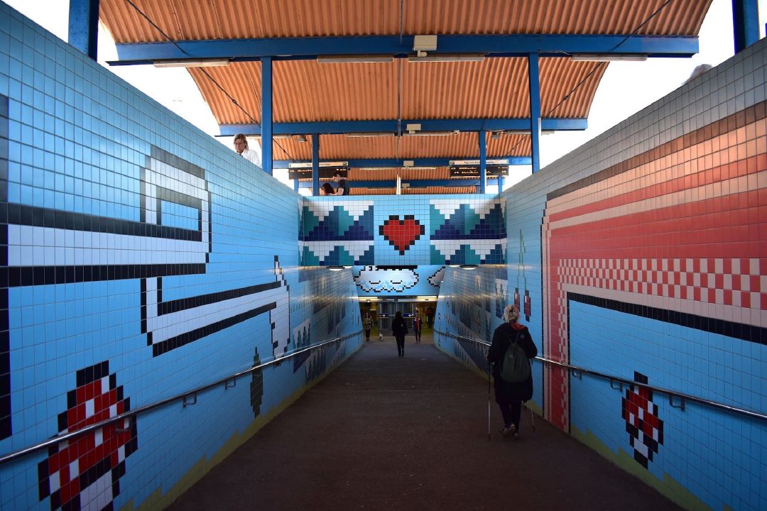 Tema video game 8-bit di Stasiun Thorildsplan.