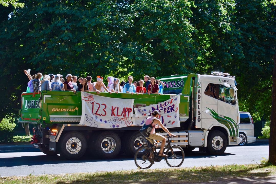 Truk pengangkut siswa-siswi melintasi Jalan Ringvägen di Södermalm.