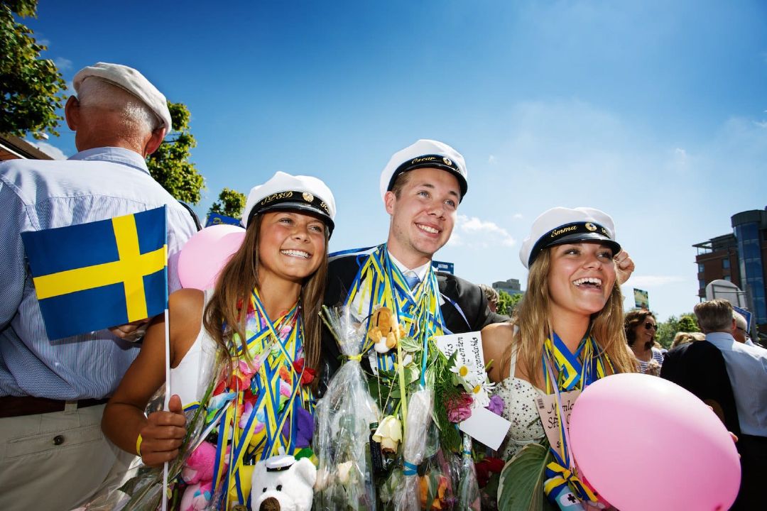 Hadiah kelulusan yang dikalungkan di leher para siswa. (Sumber imagebank.sweden.se oleh Sofia Sabel)